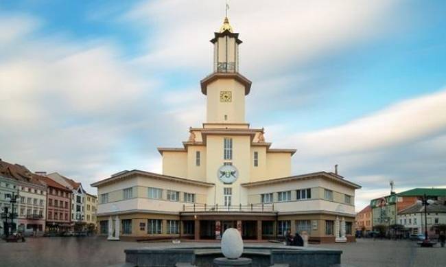 В Ивано-Франковске пара занялась сексом на смотровой площадке ратуши фото
