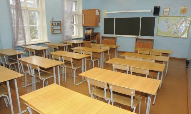 Ради санитарных норм в школах спиливают углы на партах фото