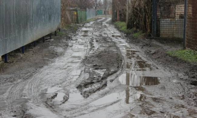 В частном секторе Мелитополя появилась грязевая горка фото