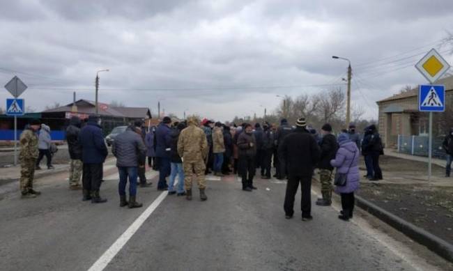 Жители Запорожской области перекрыли трассу  фото