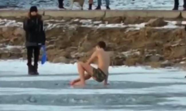 В запорожском парке парень купался в замерзшем озере фото
