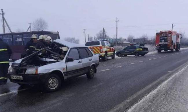 Автобус с 15 пассажирами и ВАЗ попали в смертельное ДТП на Харьковщине фото