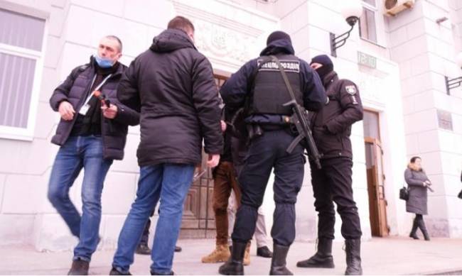 В Бердянске журналисту плюнули в лицо и угрожали расправой: полиция составила протоколы  фото