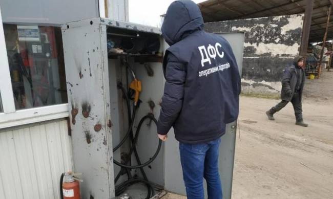 В Запорожской области мужчина организовал нелегальную заправку  фото