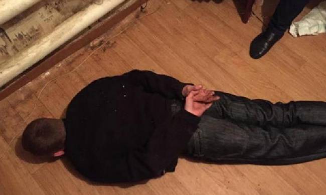 В Запорожье полицейские изъяли у горожанина револьвер и гранату  фото