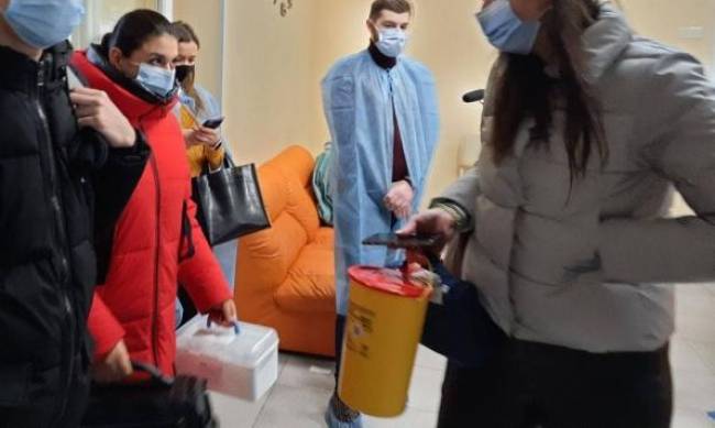 В Мелитополь привезли вакцину от коронавируса (фото, видео) фото