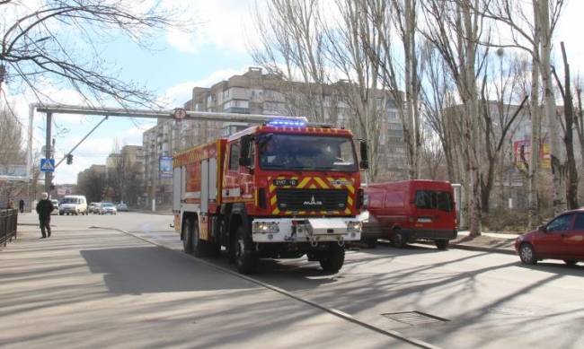 В Мелитополе к медколледжу съехались пожарные машины  фото