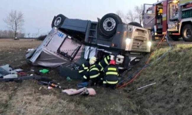 В Словакии фура с украинцем слетела с дороги и перевернулась, водитель погиб фото