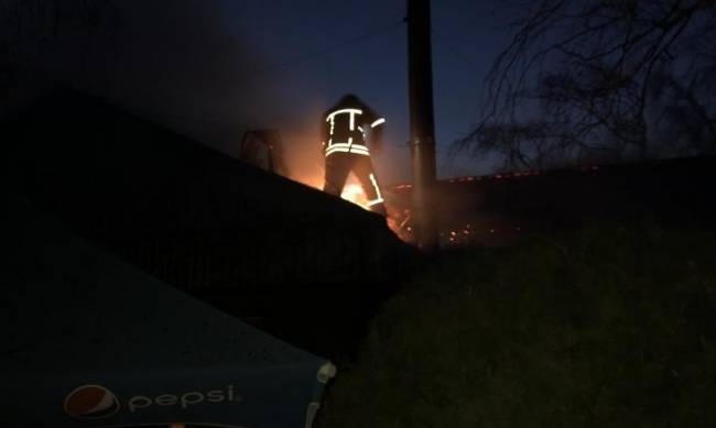 В Бердянске горит торговый центр  фото
