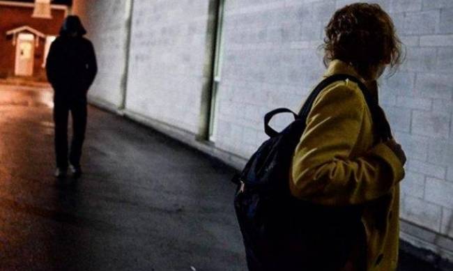 В Мелитополе ночью избили и ограбили двух женщин  фото