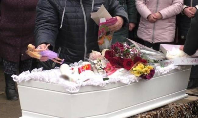 Люди несли цветы и игрушки: под Херсоном простились с жестоко убитой 7-летней девочкой, фото и видео фото
