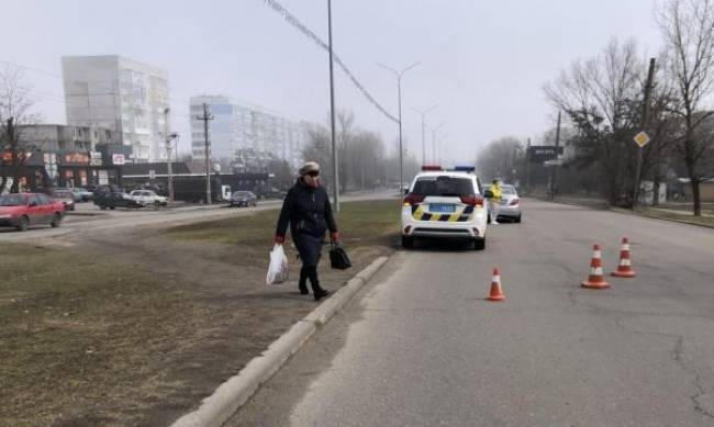 В Запорожской области пешеход специально бросился под машину: видео момента ДТП фото