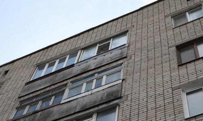 В Запорожской области женщина с пятого этажа бросается бутылками: жертвой чуть не стал 5-летний ребенок фото