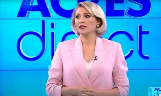 Голая женщина набросилась с камнем на ведущую румынского телеканала в прямом эфире. Видео фото