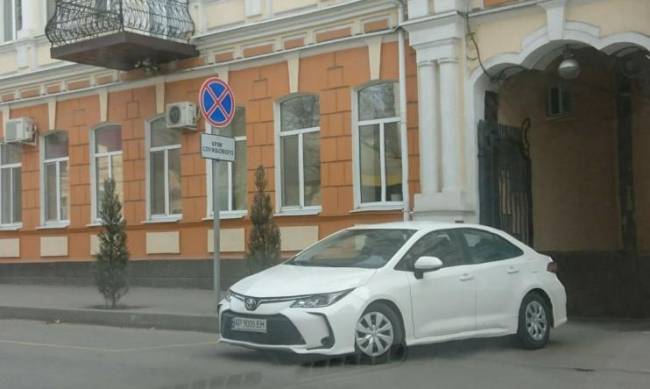 Мелитопольские чиновники ездят на машинах с номерами-двойниками? фото