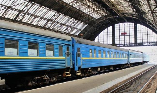 Укрзализныця не будет ограничивать курсирование поездов в Киеве и некоторых красных областях фото