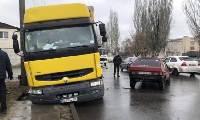 В курортном городе Запорожской области столкнулись три автомобиля фото