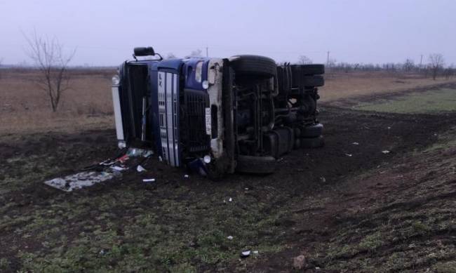 На трассе Васильевка-Бердянск перевернулся грузовой тягач  фото