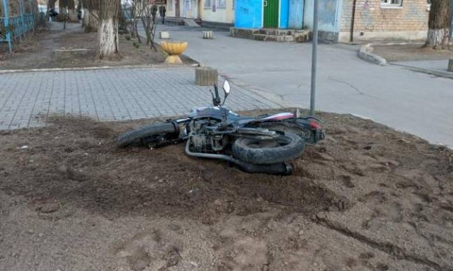 ДТП в Мелитополе: в мотоциклиста врезалась легковушка  фото