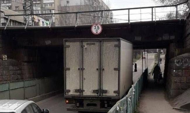 В Запорожье грузовик попал в ДТП, пытаясь проехать под железнодорожным мостом, - ФОТОФАКТ фото