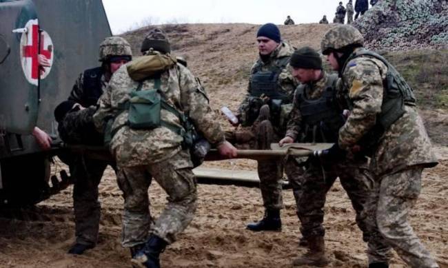 На Донбассе в результате обстрела ранили украинского военного фото