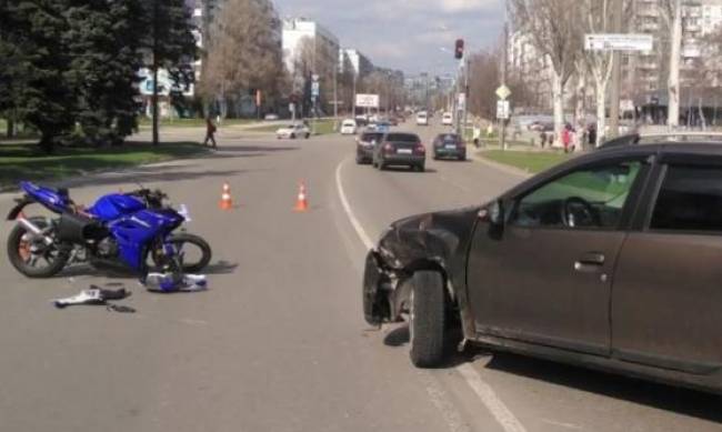 В Запорожье столкнулись мотоцикл и авто: момент ДТП опубликовала полиция фото