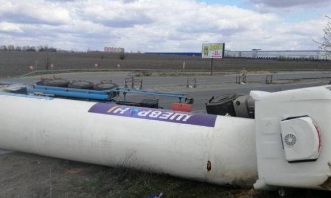 Под Киевом перевернулась цистерна с жидким кислородом. Движение ограничено  фото