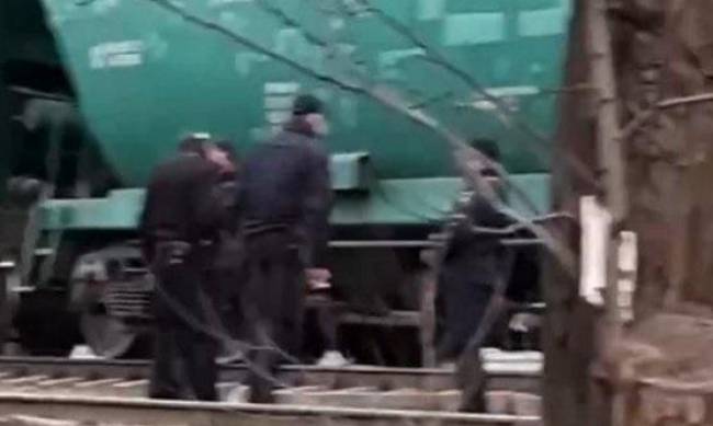 Жуткая трагедия на переезде в Херсоне: женщина попала под поезд фото