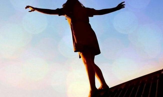 В Запорожье дети катались на скейте на крыше многоэтажки  фото