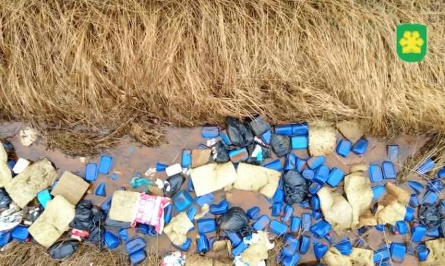 Под Киевом выбросили в реку тысячи канистр с неизвестным веществом: видео фото