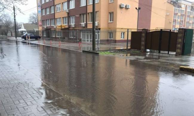 В Мелитополе затопило отремонтированные дороги  фото