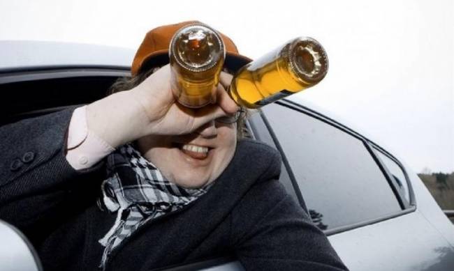 В Запорожье пьяный водитель врезался в припаркованный автомобиль  фото