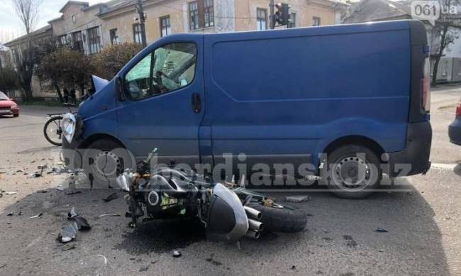 Лобовое столкновение мотоцикла с микроавтобусом в Бердянске: подробности фото