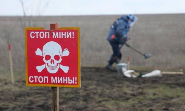 На Донбассе под обстрел попали саперы ГСЧС, которые разминировали территорию фото