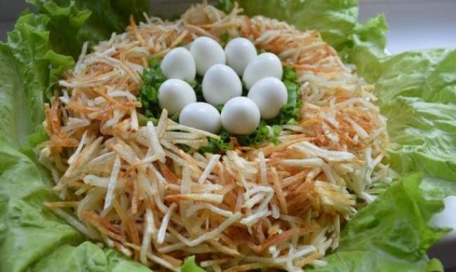 Рецепт дня: салат «Гнездо глухаря» фото