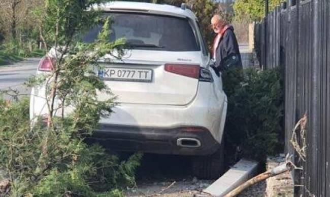 В Бердянске Mercedes снес электроопору: водитель был пьян – СМИ фото
