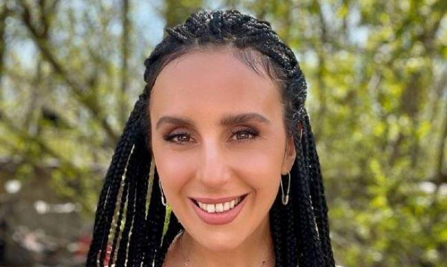 Просто пушка: Джамала в коротком топе похвасталась упругим прессом  фото