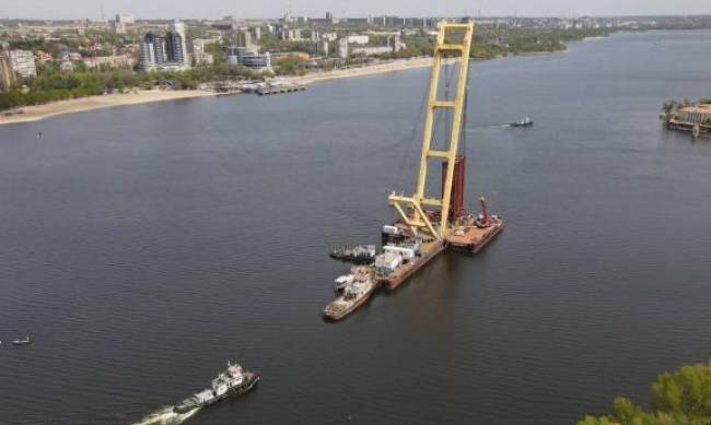 Гигантский плавкран Захарий налетел на скалу фото