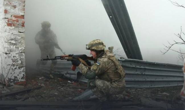 В результате обстрелов на Донбассе погиб украинский военный, еще одного тяжело ранили фото