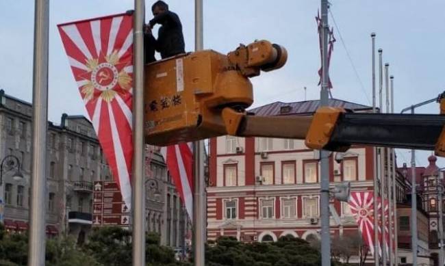 В России оконфузились в Днем победы, развесив вражеские флаги  фото