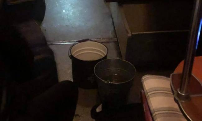 В поезде Укрзализныци в вагоне пошел дождь: фото и видео потопа фото