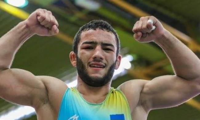 Запорожский спортсмен принес борцам последнюю олимпийскую лицензию на игры в Токио фото