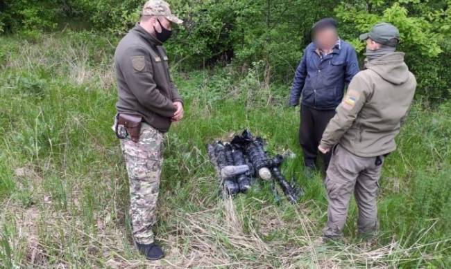 У Станицы Луганской пограничники поймали двух мужчин, которые несли фехтовальные рапиры через минные поля фото