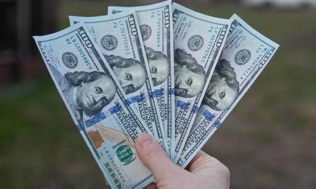 Украинцы активно избавляются от валюты – установили максимум по чистой продаже за шесть лет  фото