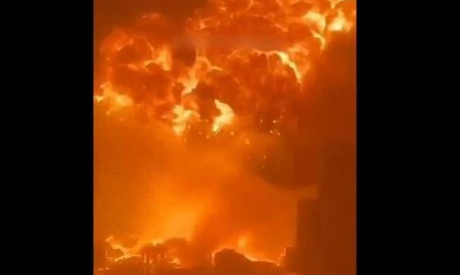 Ракета ХАМАС вызвала взрыв и пожар в израильском порту фото