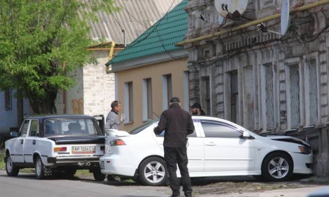 В Мелитополе иномарка влетела в стену дома фото