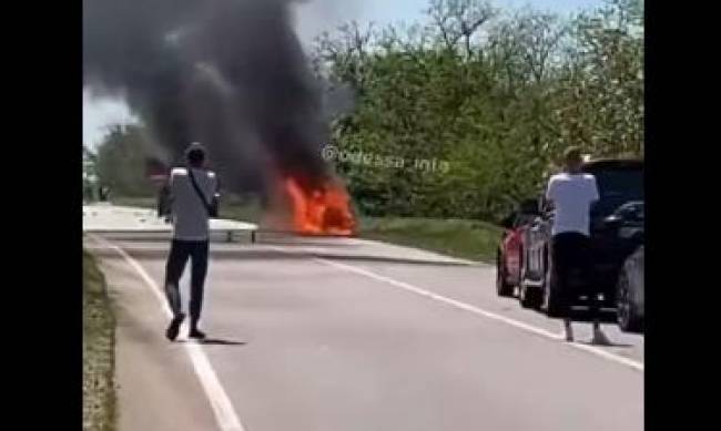 На трассе Одесса-Николаев мощный пожар уничтожил авто - поднялся столб огня и дыма: видео фото