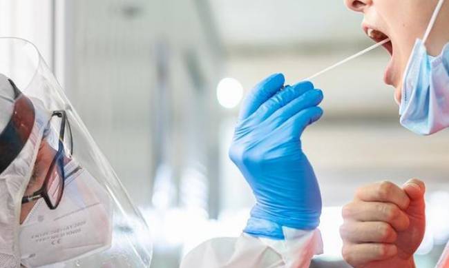 Снова пошел рост. За сутки короной в Украине заразились больше 4 000 человек фото