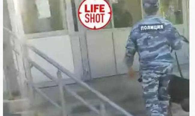 В России срочно эвакуировали сотни детей из школы - ученик угрожал всех расстрелять: видео фото