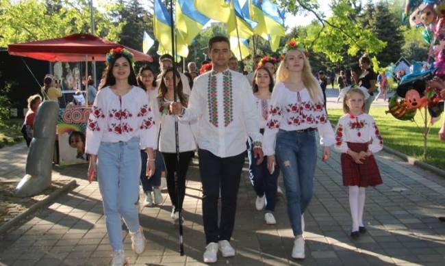 Яркое шествие и высадка подсолнухов: в Мелитополе отметили День вышиванки  фото